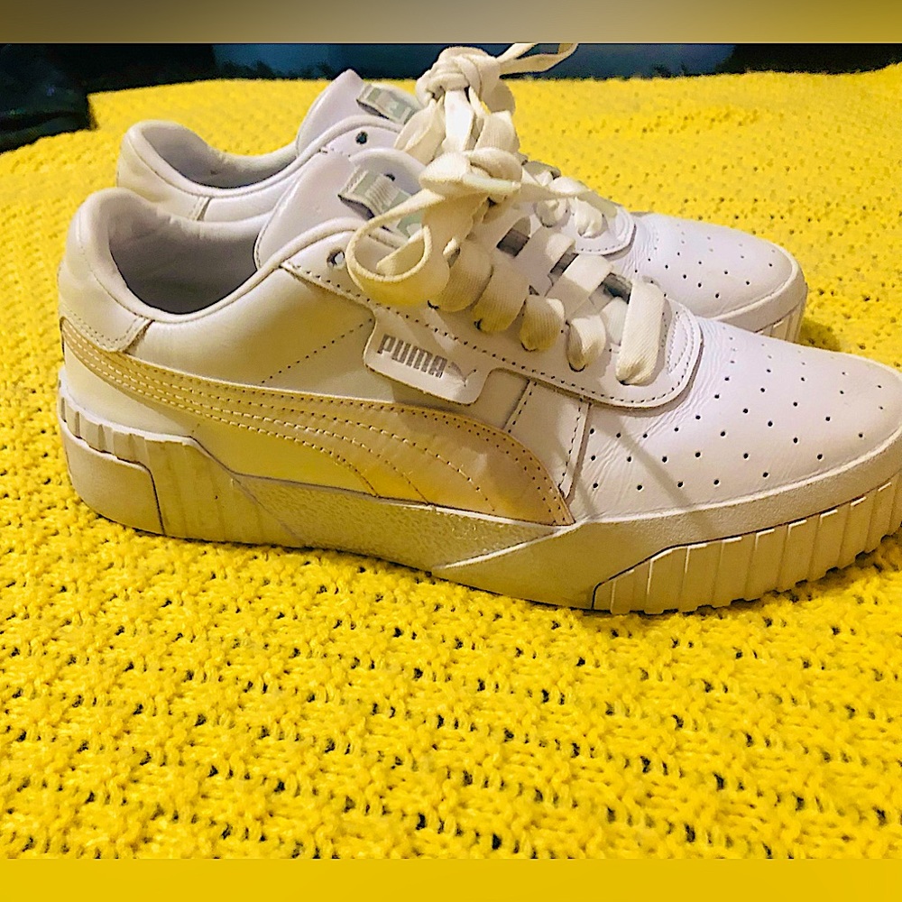 Selling these really worn puma sneakers☠️💋
